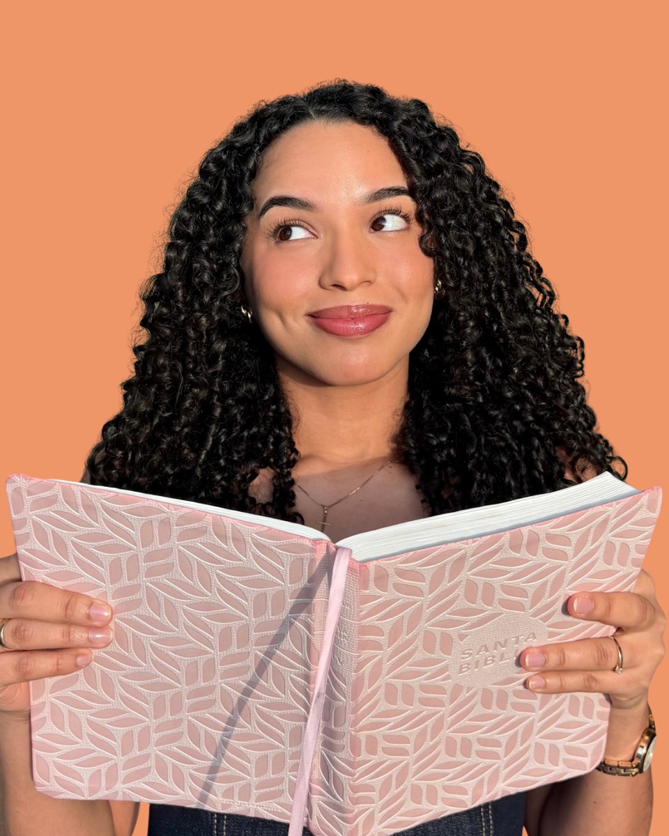 Greisy Milena con un cuaderno espiritual